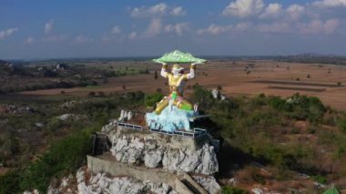 Wat Khao Samo Khon tapınağının havadan görünüşü, Hanuman Maymun tanrısı heykeli dağın tepesinde, Lopburi, Tayland
