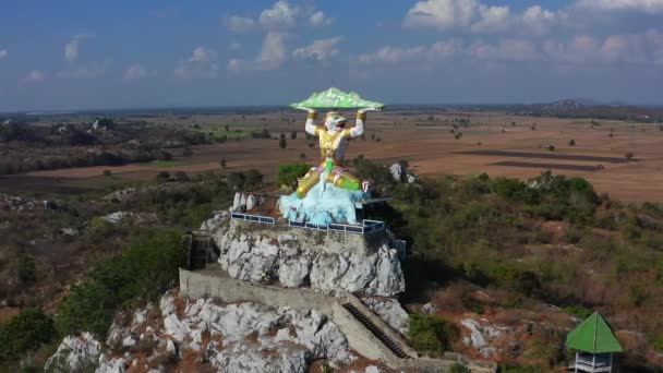 Vista aérea del templo de Wat Khao Samo Khon, con estatua del dios del mono hanuman en la cima de la montaña, en Lopburi, Tailandia — Vídeo de stock
