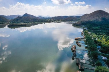Sub Lek Barajı 'nın havadan görünüşü, LopBuri, Tayland' da göl.