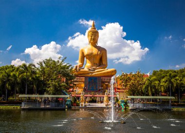 Wat Pikul Tanga Phra Aram Luang ya da Wat Luang Por Pae tapınağı dev Buda ile, Sing Buri, Tayland