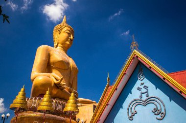 Wat Pikul Tanga Phra Aram Luang ya da Wat Luang Por Pae tapınağı dev Buda ile, Sing Buri, Tayland