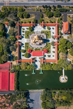Wat Pikul Thong Phra Aram Luang ya da Wat Luang Por Pae tapınağının dev Buda 'lı görüntüsü, Sing Buri, Tayland