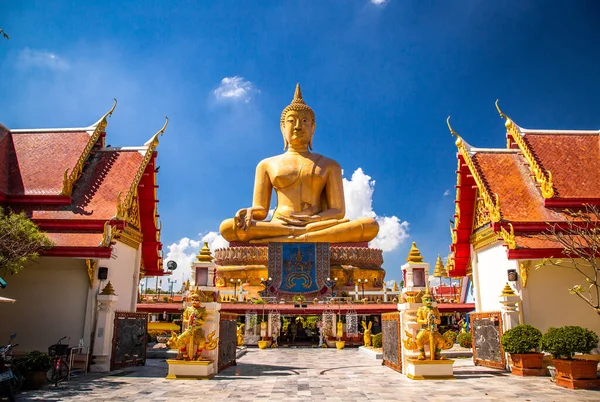 Wat Pikul Thong Phra Aram Luang or Wat Luang Por Pae temple with giant Buddha, in Sing Buri, Thailand — Stock Photo, Image