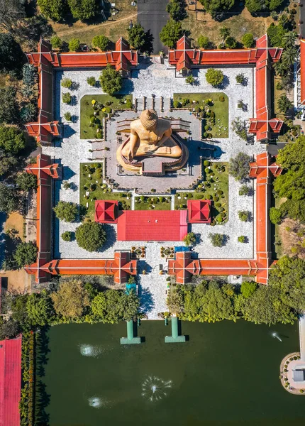 Vista aérea del templo Wat Pikul Thong Phra Aram Luang o Wat Luang Por Pae con el Buda gigante, en Sing Buri, Tailandia —  Fotos de Stock