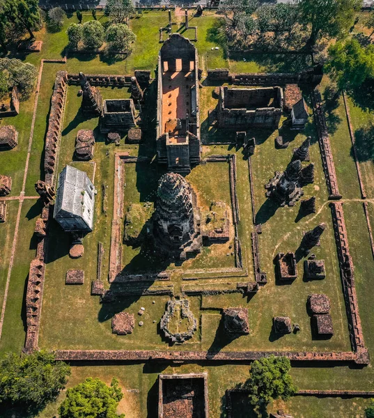 Aerial view of Pra Prang Sam Yod or Phra Prang Sam Yot ruin temple with monkeys, in Lopburi, Thailand — Stock Photo, Image