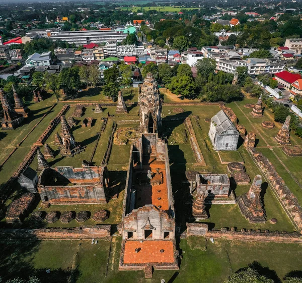 Vista aérea de wat phrasi rattana mahathat, templo ruína em Lopburi, Tailândia — Fotografia de Stock