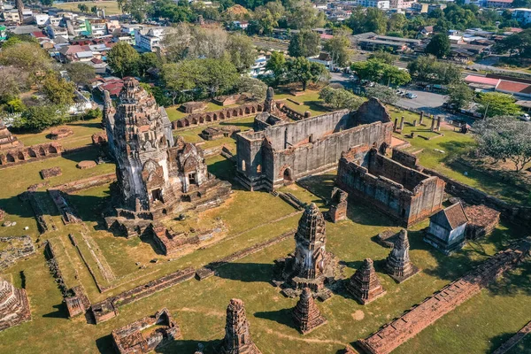 Vista aérea de wat phrasi rattana mahathat, templo ruína em Lopburi, Tailândia — Fotografia de Stock