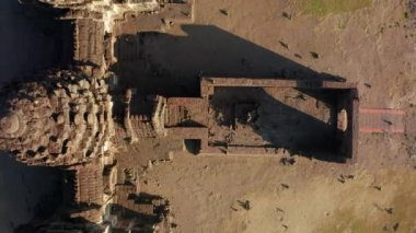 Pra Prang Sam Yod ya da Phra Prang 'ın havadan görünüşü Sam Yot' un Lopburi, Tayland 'daki tapınağını maymunlarla mahvettiğini gösteriyor.