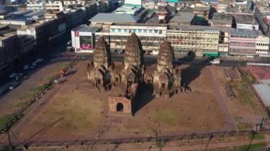 Pra Prang Sam Yod ya da Phra Prang 'ın havadan görünüşü Sam Yot' un Lopburi, Tayland 'daki tapınağını maymunlarla mahvettiğini gösteriyor.