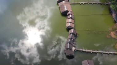 Sub Lek Barajı 'nın havadan görünüşü, LopBuri, Tayland' da göl.