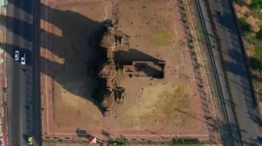 Pra Prang Sam Yod ya da Phra Prang 'ın havadan görünüşü Sam Yot' un Lopburi, Tayland 'daki tapınağını maymunlarla mahvettiğini gösteriyor.