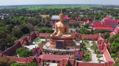 Wat Pikul Thong Phra Aram Luang ya da Wat Luang Por Pae tapınağının dev Buda 'lı görüntüsü, Sing Buri, Tayland