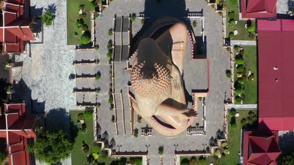 Вид з повітря на Ват Пікул Тхонґ Пха Арам Луанг або храм Ват Луанг Пе з гігантським Буддою, в Сінг Бурі, Таїланд — стокове відео