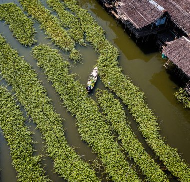 Sapan Khong Yüzen Pazarı 'nın havadan görünüşü Suphan Buri, Tayland, Güney Asya
