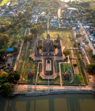 Wat Chaiwatthanaram, Tayland 'ın Ayutthaya adasının dışındaki Chao Phraya Nehri' nin batı kıyısında yer alan bir Budist tapınağıdır. Ayutthayas 'ın en bilinen eserlerinden biridir.