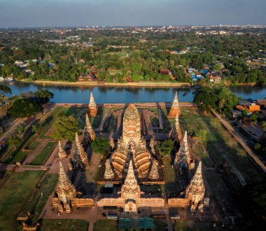 Wat Chaiwatthanaram, Tayland 'ın Ayutthaya adasının dışındaki Chao Phraya Nehri' nin batı kıyısında yer alan bir Budist tapınağıdır. Ayutthayas 'ın en bilinen eserlerinden biridir.