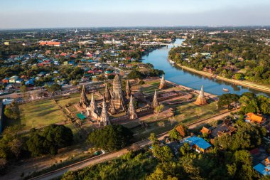 Wat Chaiwatthanaram, Tayland 'ın Ayutthaya adasının dışındaki Chao Phraya Nehri' nin batı kıyısında yer alan bir Budist tapınağıdır. Ayutthayas 'ın en bilinen eserlerinden biridir.