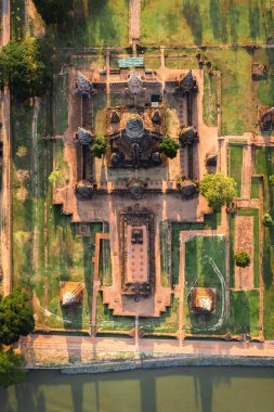 Wat Chaiwatthanaram, Tayland 'ın Ayutthaya adasının dışındaki Chao Phraya Nehri' nin batı kıyısında yer alan bir Budist tapınağıdır. Ayutthayas 'ın en bilinen eserlerinden biridir.