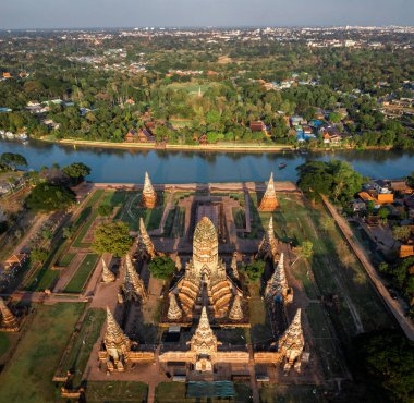 Wat Chaiwatthanaram, Tayland 'ın Ayutthaya adasının dışındaki Chao Phraya Nehri' nin batı kıyısında yer alan bir Budist tapınağıdır. Ayutthayas 'ın en bilinen eserlerinden biridir.