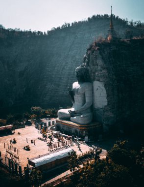 Luang Pho U Thong veya Phra Phuttha Pusaya Khiri Sri Suvarnabhumi, Butsaya Khiri Suvarnabhumi, Suphan Buri, Tayland 'da Rock Buddha olarak da bilinir.