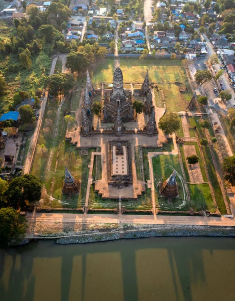 Wat Chaiwatthanaram, Tayland 'ın Ayutthaya adasının dışındaki Chao Phraya Nehri' nin batı kıyısında yer alan bir Budist tapınağıdır. Ayutthayas 'ın en bilinen eserlerinden biridir.