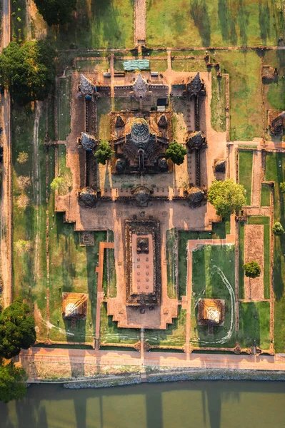 Wat Chaiwatthanaram, Tayland 'ın Ayutthaya adasının dışındaki Chao Phraya Nehri' nin batı kıyısında yer alan bir Budist tapınağıdır. Ayutthayas 'ın en bilinen eserlerinden biridir.