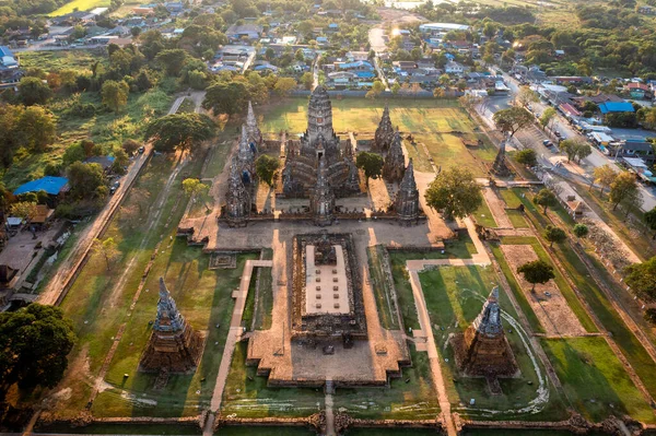 Wat Chaiwatthanaram, Tayland 'ın Ayutthaya adasının dışındaki Chao Phraya Nehri' nin batı kıyısında yer alan bir Budist tapınağıdır. Ayutthayas 'ın en bilinen eserlerinden biridir.