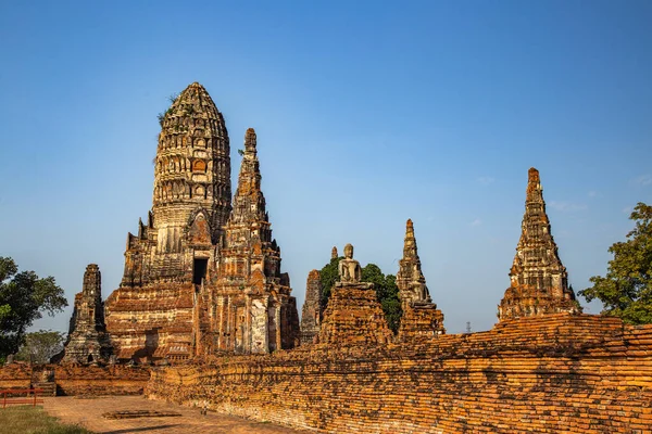 이와타 Wat Chaiwatthanaram 아유타야 공원에 사원으로 아유타야 외곽에 차오프라야 기슭에 — 스톡 사진