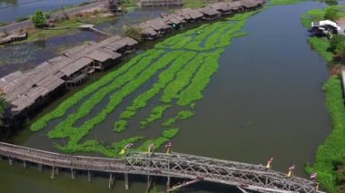Sapan Khong Yüzen Pazarı 'nın havadan görünüşü Suphan Buri, Tayland, Güney Asya