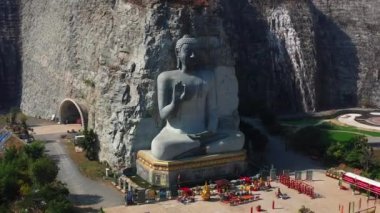Luang Pho U Thong veya Phra Phuttha Pusaya Khiri Sri Suvarnabhumi, Butsaya Khiri Suvarnabhumi, Suphan Buri, Tayland 'da Rock Buddha olarak da bilinir.