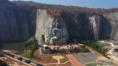 Luang Pho U Thong veya Phra Phuttha Pusaya Khiri Sri Suvarnabhumi, Butsaya Khiri Suvarnabhumi, Suphan Buri, Tayland 'da Rock Buddha olarak da bilinir.