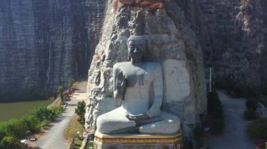 Luang Pho U Thong veya Phra Phuttha Pusaya Khiri Sri Suvarnabhumi, Butsaya Khiri Suvarnabhumi, Suphan Buri, Tayland 'da Rock Buddha olarak da bilinir.