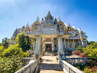 Geniş Buda heykelleriyle dekoratif tapınak, cehennemdeki yaşamı ve yiyecek pazarını tasvir eden acımasız heykeller.
