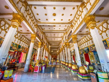 Geniş Buda heykelleriyle dekoratif tapınak, cehennemdeki yaşamı ve yiyecek pazarını tasvir eden acımasız heykeller.