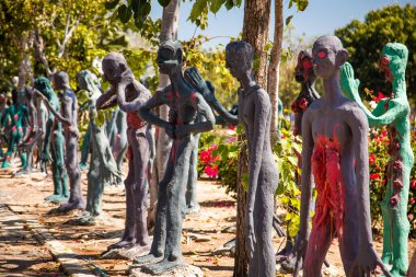 Geniş Buda heykelleriyle dekoratif tapınak, cehennemdeki yaşamı ve yiyecek pazarını tasvir eden acımasız heykeller.