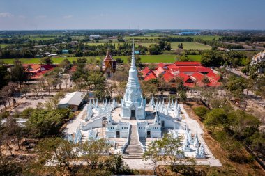 Geniş Buda heykelleriyle dekoratif tapınak, cehennemdeki yaşamı ve yiyecek pazarını tasvir eden acımasız heykeller.