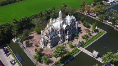 Geniş Buda heykelleriyle dekoratif tapınak, cehennemdeki yaşamı ve yiyecek pazarını tasvir eden acımasız heykeller.