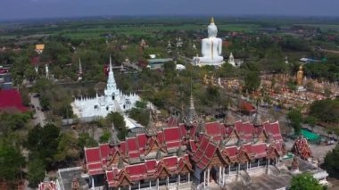 Geniş Buda heykelleriyle dekoratif tapınak, cehennemdeki yaşamı ve yiyecek pazarını tasvir eden acımasız heykeller.
