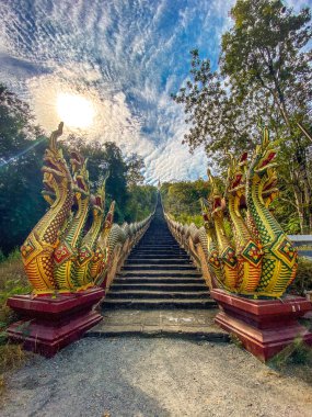 Wat Phutthabat Tak Pha tapınağı Lamphun, Tayland, Güney Doğu Asya 'daki dağın tepesinde.