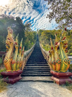 Wat Phutthabat Tak Pha tapınağı Lamphun, Tayland, Güney Doğu Asya 'daki dağın tepesinde.