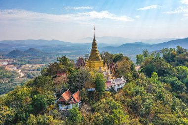 Wat Phutthabat Tak Pha tapınağı Lamphun, Tayland, Güney Doğu Asya 'daki dağın tepesinde.