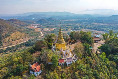 Wat Phutthabat Tak Pha tapınağı Lamphun, Tayland, Güney Doğu Asya 'daki dağın tepesinde.