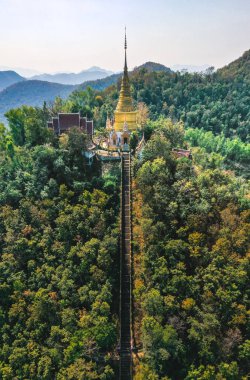 Wat Phutthabat Tak Pha tapınağı Lamphun, Tayland, Güney Doğu Asya 'daki dağın tepesinde.