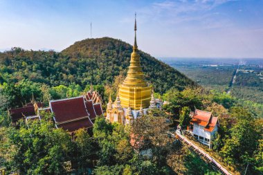 Wat Phutthabat Tak Pha tapınağı Lamphun, Tayland, Güney Doğu Asya 'daki dağın tepesinde.