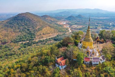Wat Phutthabat Tak Pha tapınağı Lamphun, Tayland, Güney Doğu Asya 'daki dağın tepesinde.
