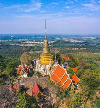 Wat Phutthabat Tak Pha tapınağı Lamphun, Tayland, Güney Doğu Asya 'daki dağın tepesinde.