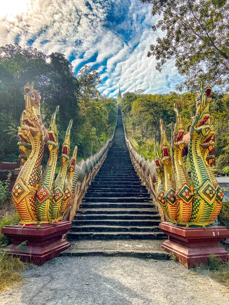 Wat Phutthabat Tak Pha tapınağı Lamphun, Tayland, Güney Doğu Asya 'daki dağın tepesinde.