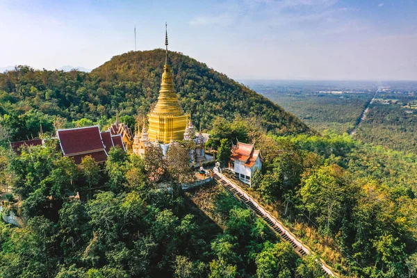 Wat Phutthabat Tak Pha tapınağı Lamphun, Tayland, Güney Doğu Asya 'daki dağın tepesinde.