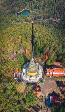 Wat Phutthabat Tak Pha tapınağı Lamphun, Tayland, Güney Doğu Asya 'daki dağın tepesinde.
