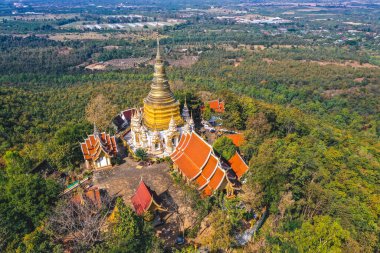 Wat Phutthabat Tak Pha tapınağı Lamphun, Tayland, Güney Doğu Asya 'daki dağın tepesinde.